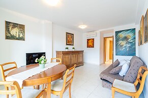 Apartment in Empuriabrava Near Sandy Beach