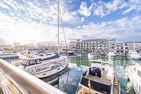 Apartment in Empuriabrava Near Sandy Beach