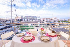 Apartment in Empuriabrava Near Sandy Beach