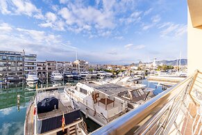 Apartment in Empuriabrava Near Sandy Beach