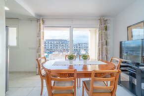 Apartment in Empuriabrava Near Sandy Beach