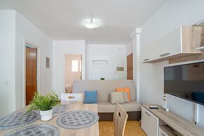 Apartment in Empuriabrava Near Sandy Beach