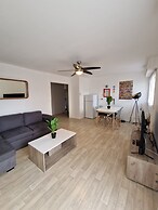 Cozy City Retreat With Balcony, Le Mans