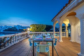Villa in Empuriabrava With Private Mooring