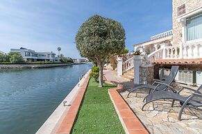 Villa in Empuriabrava With Private Mooring