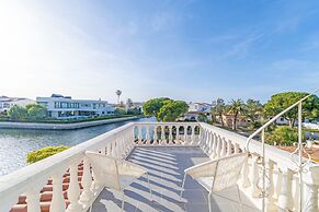 Villa in Empuriabrava With Private Mooring