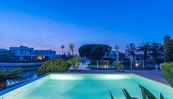 Villa in Empuriabrava With Private Mooring