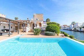 Villa in Empuriabrava With Private Mooring