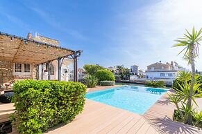 Villa in Empuriabrava With Private Mooring