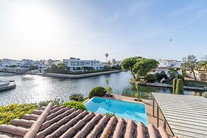 Villa in Empuriabrava With Private Mooring
