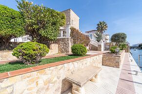 Villa in Empuriabrava With Private Mooring