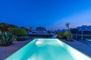 Villa in Empuriabrava With Private Mooring