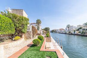 Villa in Empuriabrava With Private Mooring