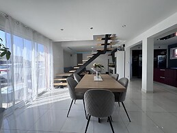 Spacious Retreat for 12 With Spa Option