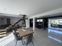 Spacious Retreat for 12 With Spa Option