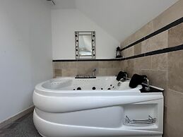 Spacious Retreat for 12 With Spa Option