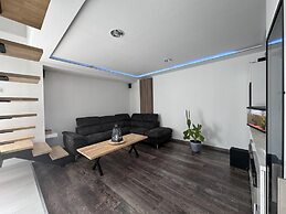 Spacious Retreat for 12 With Spa Option