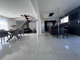Spacious Retreat for 12 With Spa Option