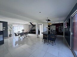 Spacious Retreat for 12 With Spa Option