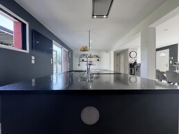 Spacious Retreat for 12 With Spa Option