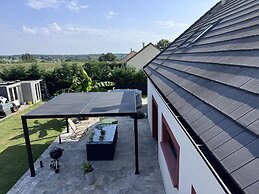 Spacious Retreat for 12 With Spa Option