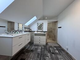 Spacious Retreat for 12 With Spa Option