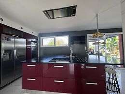 Spacious Retreat for 12 With Spa Option