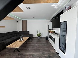 Spacious Retreat for 12 With Spa Option