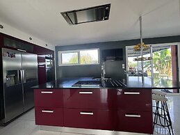 Spacious Retreat for 12 With Spa Option