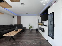Spacious Retreat for 12 With Spa Option