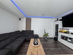 Spacious Retreat for 12 With Spa Option
