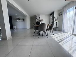 Spacious Retreat for 12 With Spa Option