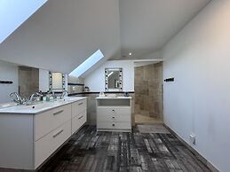 Spacious Retreat for 12 With Spa Option