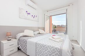 Beachfront Apartment in Empuriabrava With Pools