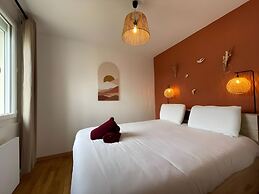 Chic & Cozy - Luxe Flat With Projector