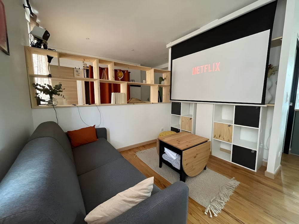 Chic & Cozy - Luxe Flat With Projector