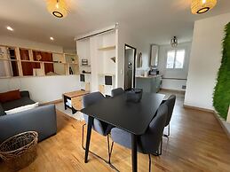 Chic & Cozy - Luxe Flat With Projector