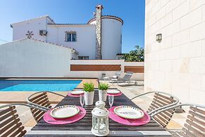 Villa in Empuriabrava With Private Pool & Mooring