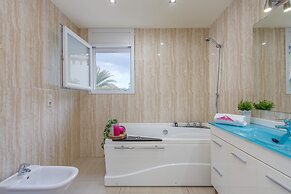 Villa in Empuriabrava With Private Pool & Mooring