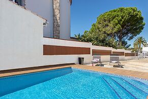 Villa in Empuriabrava With Private Pool & Mooring
