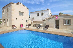 Villa in Empuriabrava With Private Pool & Mooring