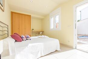 Villa in Empuriabrava With Private Pool & Mooring