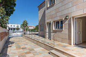 Villa in Empuriabrava With Private Pool & Mooring