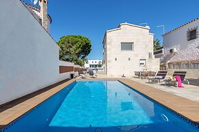 Villa in Empuriabrava With Private Pool & Mooring