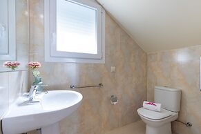 Villa in Empuriabrava With Private Pool & Mooring