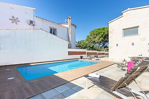 Villa in Empuriabrava With Private Pool & Mooring
