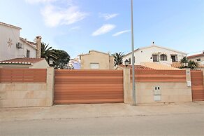 Villa in Empuriabrava With Private Pool & Mooring