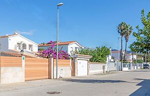 Villa in Empuriabrava With Private Pool & Mooring