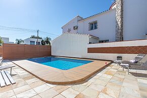 Villa in Empuriabrava With Private Pool & Mooring