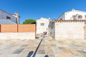 Villa in Empuriabrava With Private Pool & Mooring